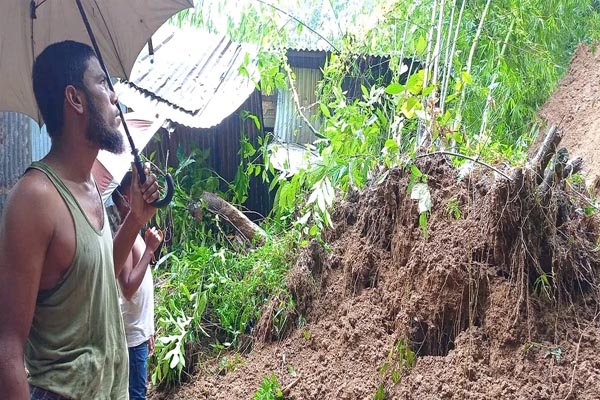 জৈন্তাপুরে টিলা ধসে অন্তঃসত্ত্বা গৃহবধূসহ আহত ৩