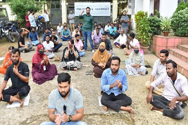 সিলেট মেডিকেল বিশ্ববিদ্যালয়ের কর্মচারীদের অবস্থান ধর্মঘট