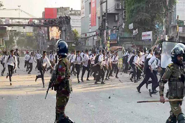 রাজধানীতে ঢাকা কলেজ-সিটি কলেজ শিক্ষার্থীদের সংঘর্ষ