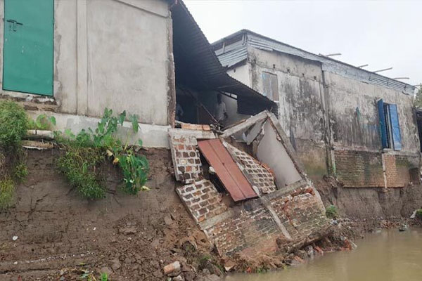 পাহাড়ি ঢলে সুরমা নদীতে ভাঙন, ঝুঁকিতে দুই শতাধিক বসতভিটা
