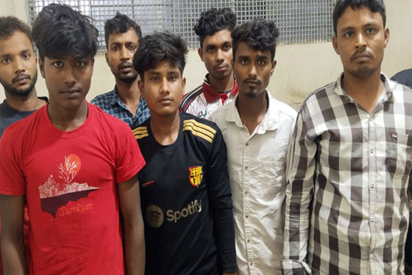 আট বাংলাদেশিকে হস্তান্তর করল বিএসএফ