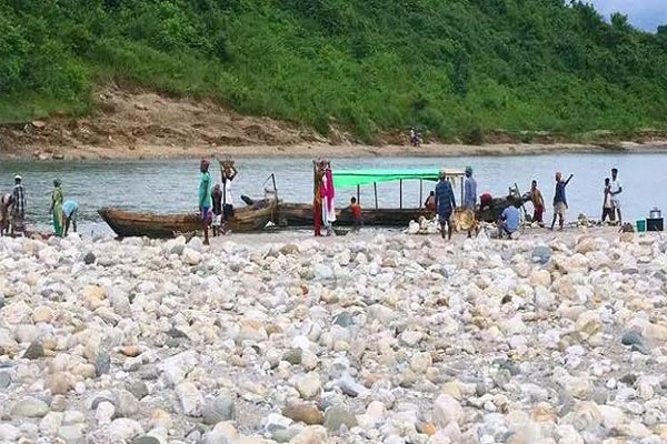 দায়মুক্তি পেতে লুন্ঠিত ২ লাখ ঘনফুট পাথর স্বেচ্ছায় ফেরত