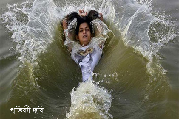সিলেটে সুরমা নদীতে নারীর ঝাঁপ!