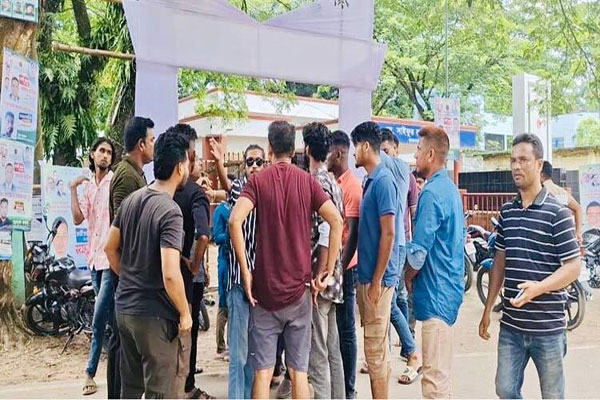 স্বেচ্ছাসেবক দলের কর্মীসভা পণ্ড করে ফটকে তালা দিলেন পদবঞ্চিতরা