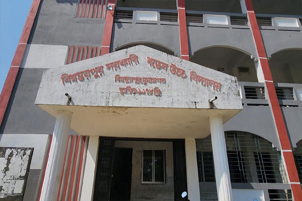 সামনে বার্ষিক পরীক্ষা, এখনো বাংলা বই পায়নি ৫৪ শিক্ষার্থী