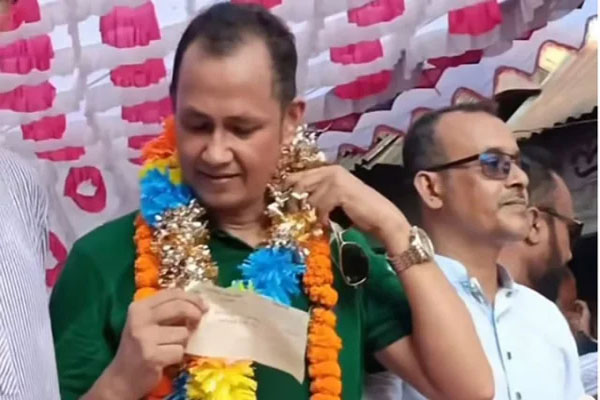 সুনামগঞ্জে বিএনপির মনোনয়নপ্রত্যাশীকে ১০ লাখ টাকার চেক উপহার দিলেন এক কর্মী