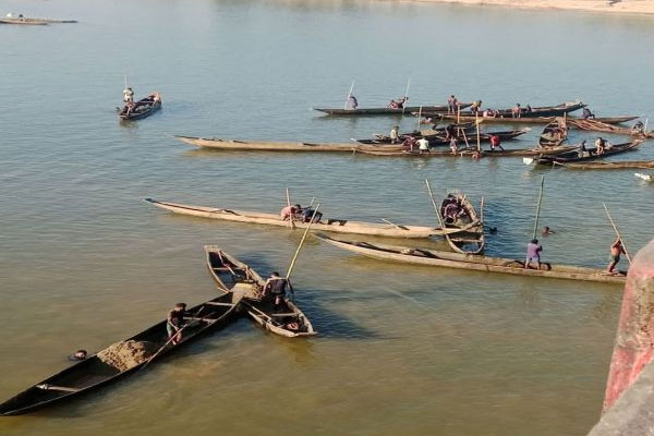 ধলাই নদী থেকে বালু উত্তোলন : ৪ বারকি নৌকাসহ আটক ১