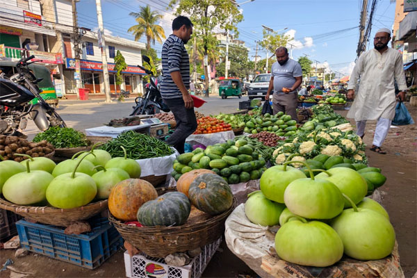 সিলেটে শীতের আমেজ এসেছে সবজি বাজারেও, দাম চড়া