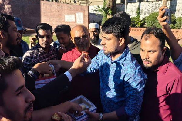 সিলেটে এনসিপির আনন্দ মিছিল, মিষ্টি বিতরণ