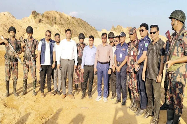 শাহ আরেফিন টিলায় অবৈধ পাথর উত্তোলন বন্ধে জেলা প্রশাসকের অভিযান