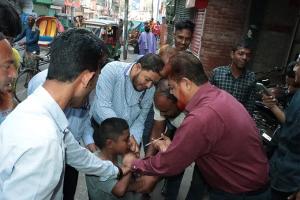 সিলেটে দরিদ্র, ছিন্নমূল ও পথশিশুদের টাইফয়েড টিকাদান কার্যক্রম চলছে