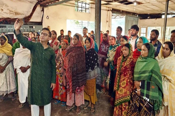 চা-শ্রমিকদের সাথে খন্দকার মুক্তাদির