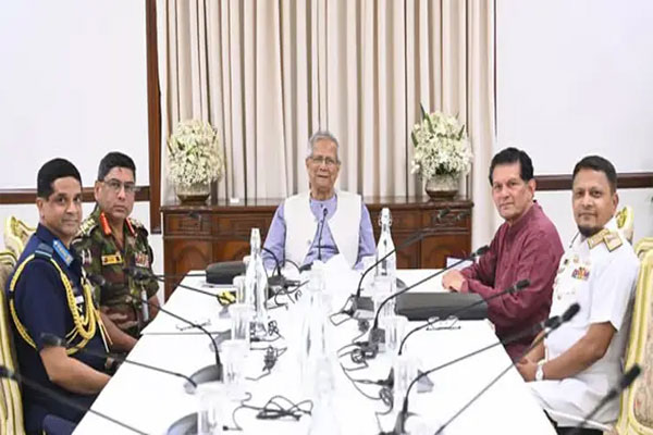 তিন বাহিনী প্রধানের সাক্ষাৎ : নির্বাচনের প্রস্তুতি নেওয়ার নির্দেশনা প্রধান উপদেষ্টার