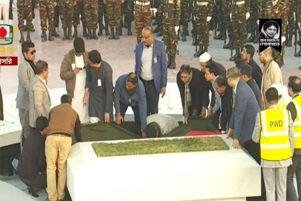 স্বামীর পাশে চিরনিদ্রায় শায়িত ‘আপসহীন নেত্রী’ খালেদা জিয়া