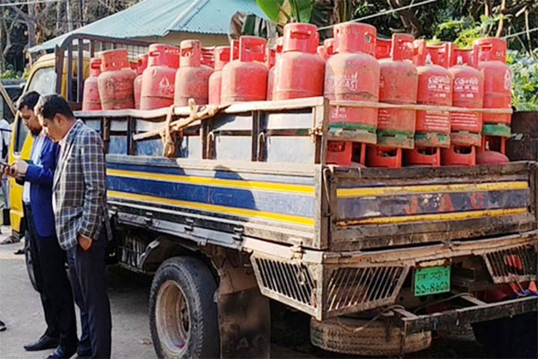 সিলেট নগরীতে বাসার ভিতরে মিলেছে ট্রাকভর্তি সিলিন্ডার