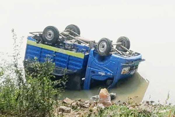 বানিয়াচংয়ে থানার পিকআপ খাদে, পুলিশ-আসামিসহ আহত ৬