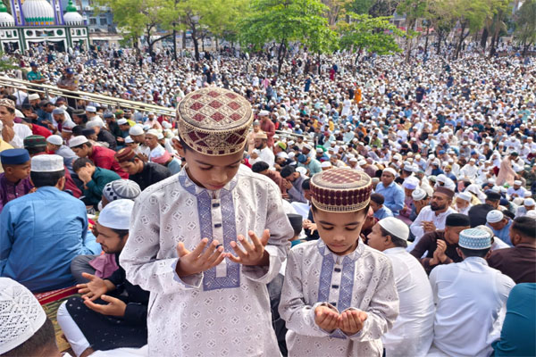 শাহী ঈদগাহে ঈদের জামাতে মুসল্লিদের ঢল