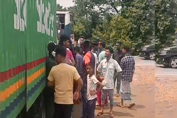 কাভার্ডভ্যানের চাপায় শিশুর মৃত্যু
