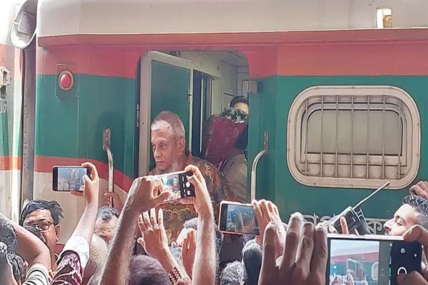 স্টেশনে জনসাধারণের কাছে রেলওয়ের সমস্যা শুনলেন মন্ত্রী