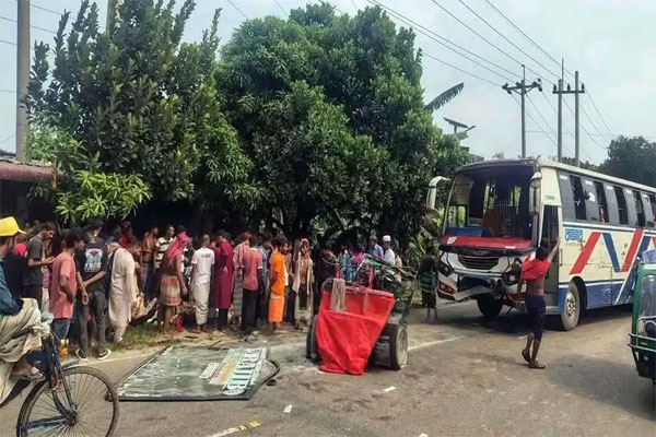 বাস-অটোরিকশার সংঘর্ষে শিশুসহ নিহত ৭